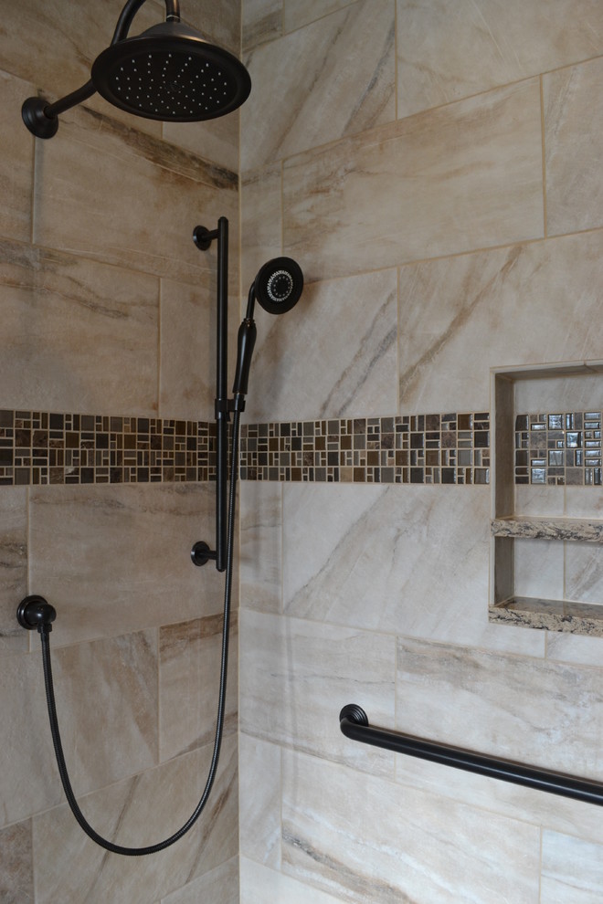 Bild på ett vintage en-suite badrum, med ett undermonterad handfat, luckor med upphöjd panel, skåp i mellenmörkt trä, granitbänkskiva, ett hörnbadkar, en dusch i en alkov, flerfärgad kakel, stenkakel, bruna väggar och klinkergolv i porslin