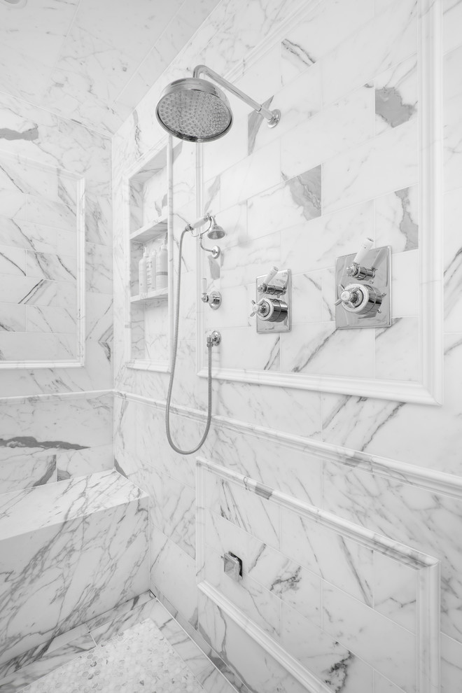 Modelo de cuarto de baño principal tradicional renovado grande con encimera de mármol, ducha empotrada, baldosas y/o azulejos blancos, baldosas y/o azulejos de piedra y suelo de mármol