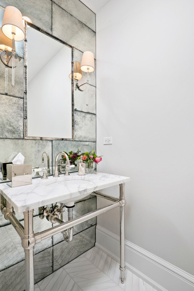 Foto di una piccola stanza da bagno con doccia chic con lavabo sottopiano, nessun'anta, top in marmo, piastrelle bianche, piastrelle in pietra, pareti grigie e pavimento in marmo