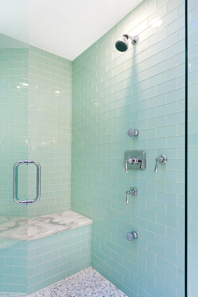 Esempio di una stanza da bagno tradizionale con doccia alcova, piastrelle verdi e piastrelle di vetro