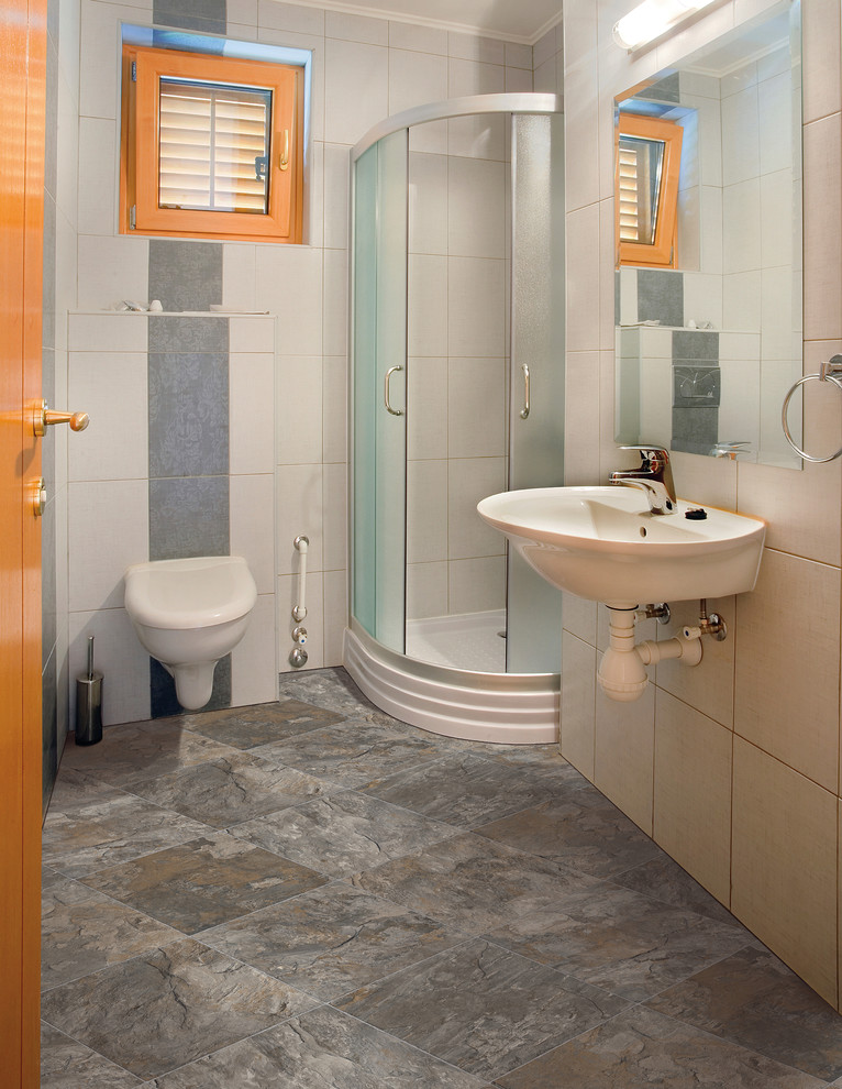 Cette image montre une salle d'eau design de taille moyenne avec une douche d'angle, WC suspendus, un carrelage beige, un carrelage gris, des carreaux de porcelaine, un mur beige, un sol en carrelage de céramique, un lavabo suspendu, un sol gris et une cabine de douche à porte coulissante.