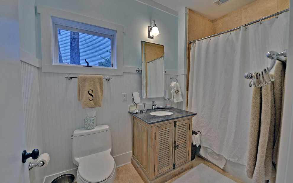 Exempel på ett litet amerikanskt en-suite badrum, med möbel-liknande, skåp i slitet trä, ett platsbyggt badkar, en öppen dusch, en toalettstol med separat cisternkåpa, beige kakel, travertinkakel, vita väggar, travertin golv, ett undermonterad handfat, granitbänkskiva, beiget golv och dusch med duschdraperi