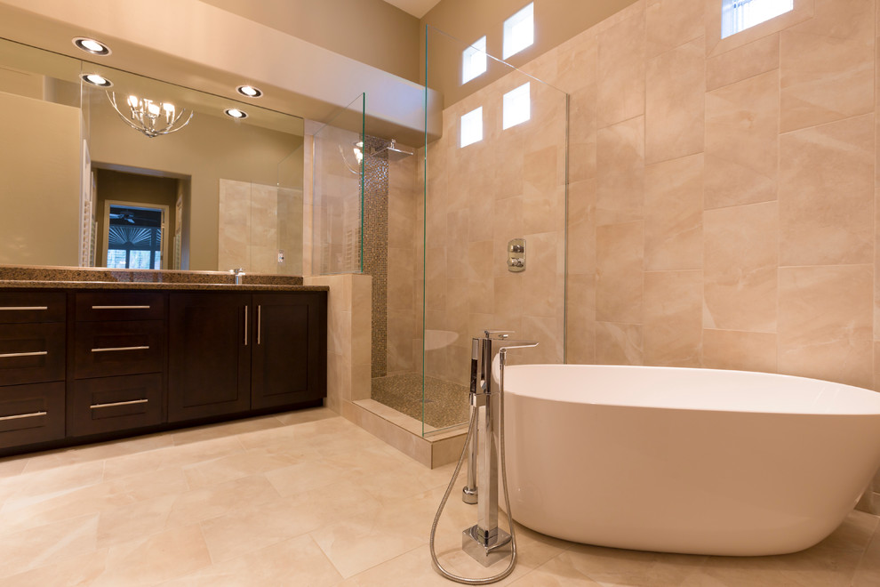 Inredning av ett klassiskt mellanstort en-suite badrum, med skåp i shakerstil, bruna skåp, ett fristående badkar, en hörndusch, beige kakel, porslinskakel, beige väggar, klinkergolv i porslin, ett undermonterad handfat, granitbänkskiva, beiget golv och med dusch som är öppen