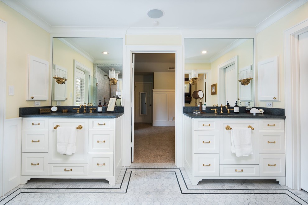 На фото: главная ванная комната среднего размера в классическом стиле с фасадами в стиле шейкер, белыми фасадами, ванной на ножках, серой плиткой, желтыми стенами и белым полом с