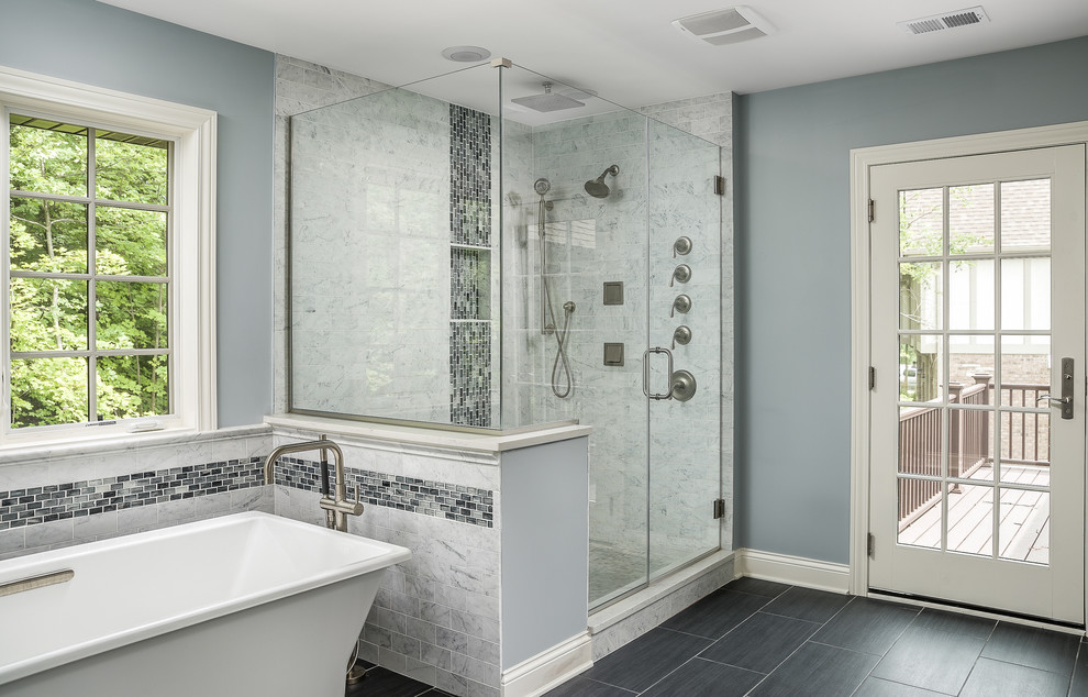 Ispirazione per una grande stanza da bagno padronale tradizionale con vasca freestanding, doccia alcova, pareti blu e porta doccia a battente