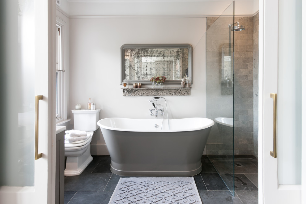 Mittelgroßes Klassisches Badezimmer mit freistehender Badewanne, Nasszelle, Schieferboden, grauem Boden und offener Dusche in London