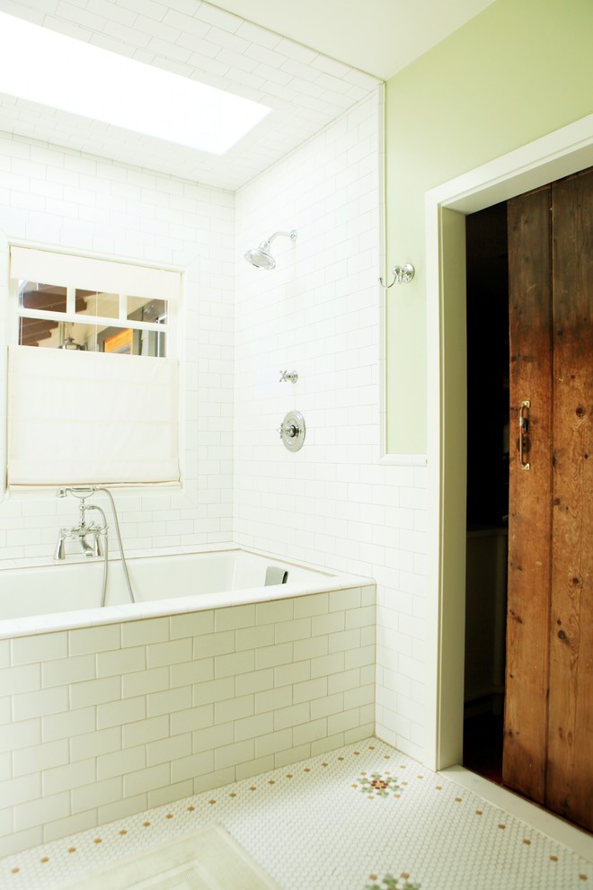 Ejemplo de cuarto de baño de estilo americano con lavabo de seno grande, armarios abiertos, bañera encastrada, baldosas y/o azulejos multicolor, baldosas y/o azulejos de cemento, paredes verdes y suelo con mosaicos de baldosas
