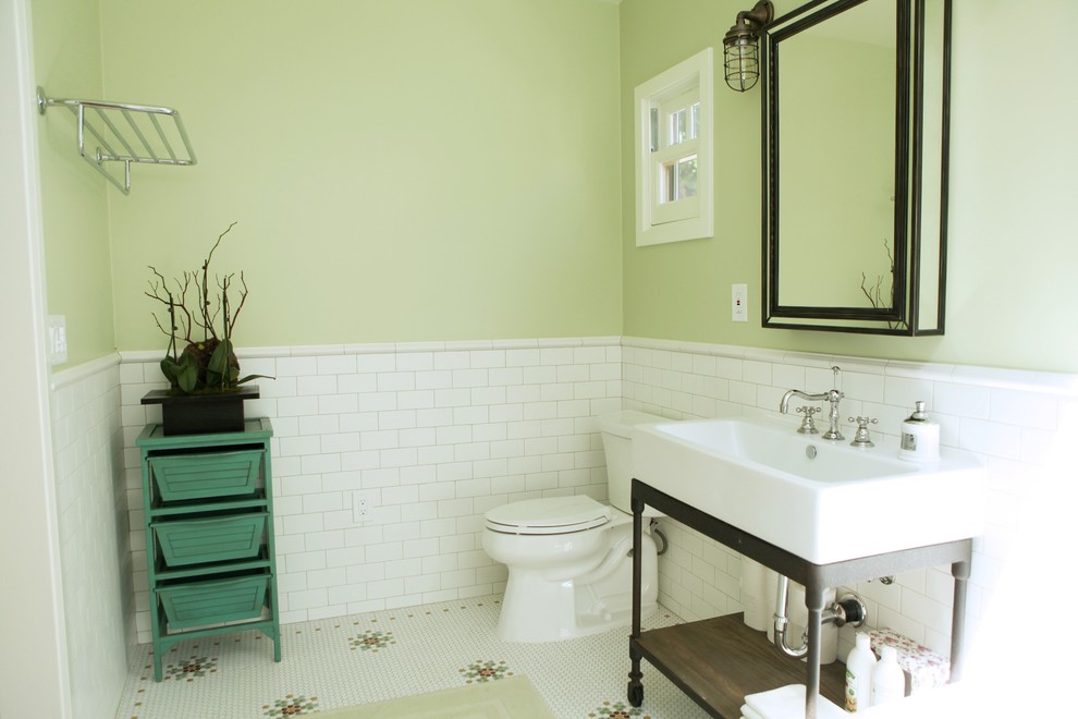 Foto de cuarto de baño de estilo americano con lavabo de seno grande, armarios abiertos, bañera encastrada, baldosas y/o azulejos multicolor, baldosas y/o azulejos de cemento, paredes verdes y suelo con mosaicos de baldosas