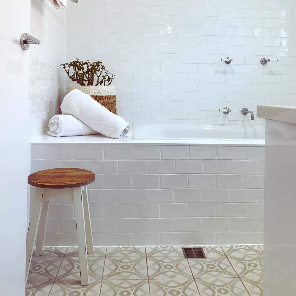 Стильный дизайн: маленькая детская ванная комната в морском стиле с фасадами в стиле шейкер, белыми фасадами, накладной ванной, душем над ванной, белой плиткой, керамической плиткой, белыми стенами, полом из керамогранита, раковиной с несколькими смесителями, столешницей из искусственного кварца, бежевым полом, открытым душем и белой столешницей для на участке и в саду - последний тренд