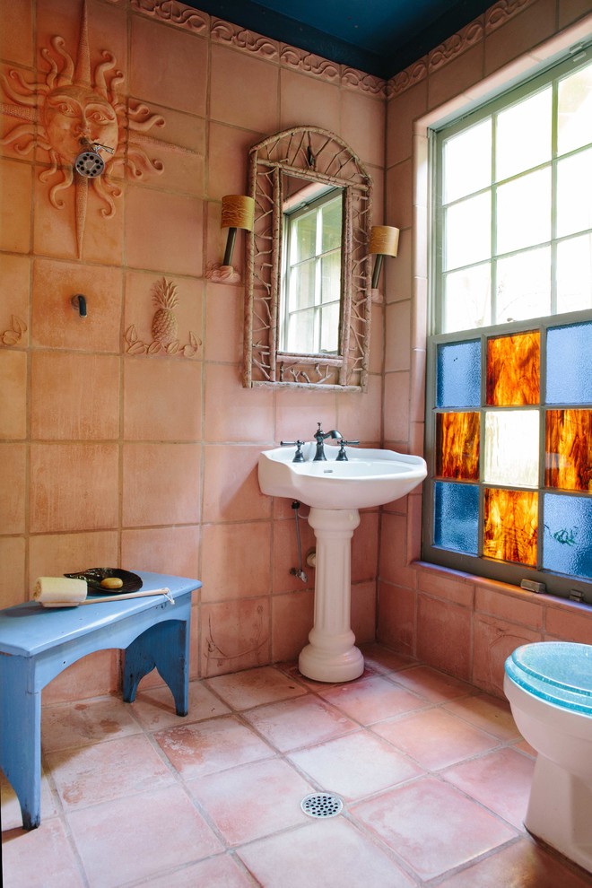 ニューオリンズにあるラスティックスタイルのおしゃれな浴室 (ペデスタルシンク、テラコッタタイル、テラコッタタイルの床) の写真