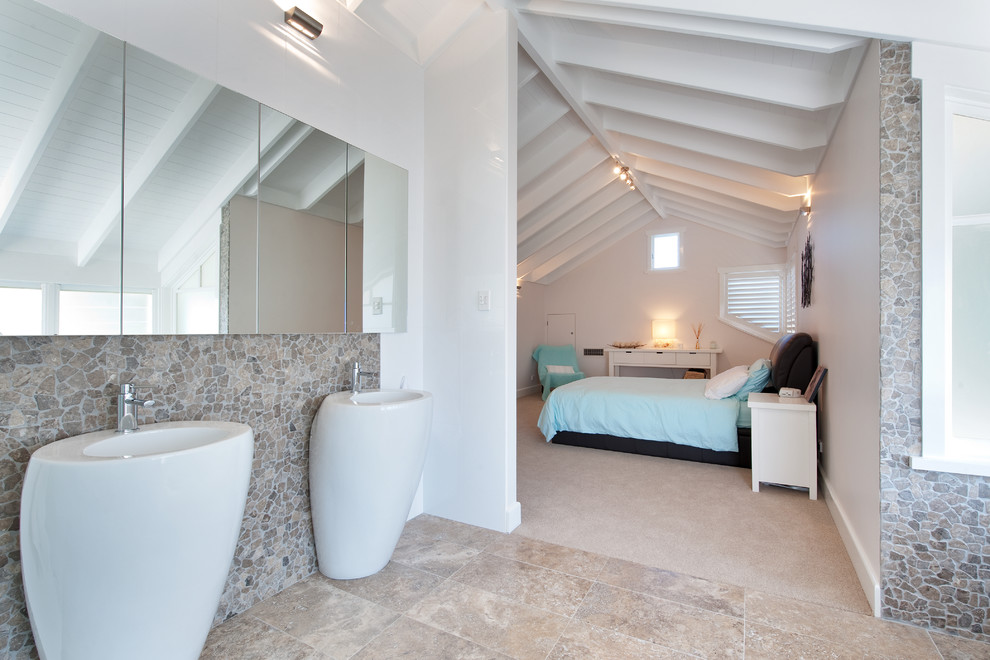 На фото: ванная комната в морском стиле с раковиной с пьедесталом и каменной плиткой