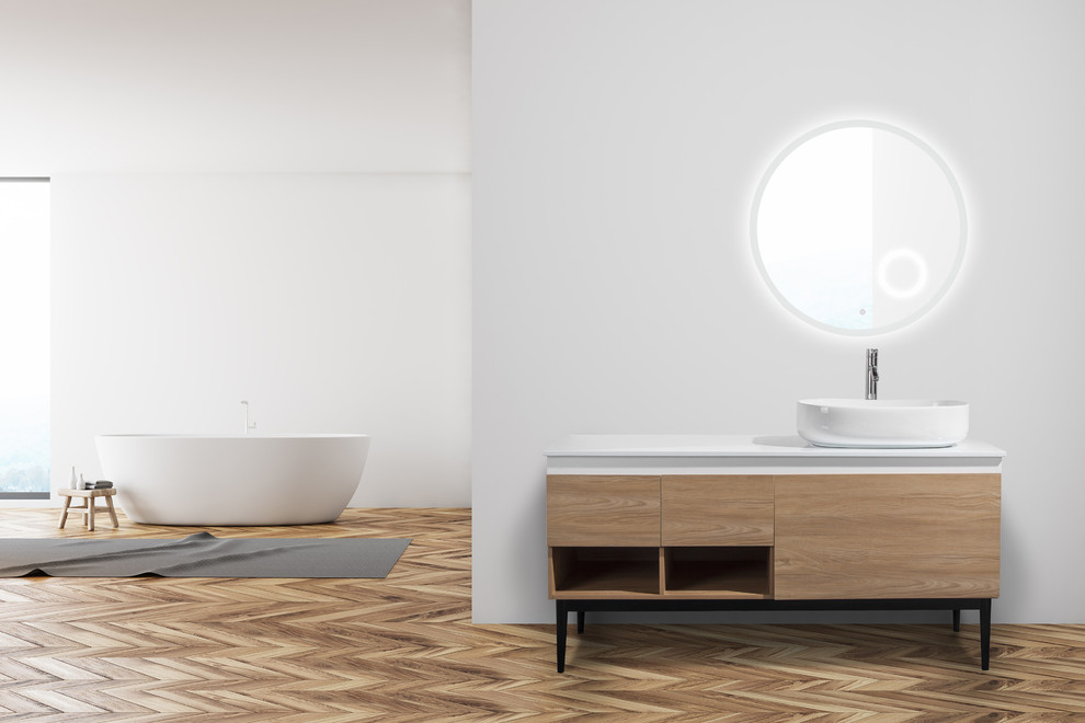 Modernes Badezimmer mit flächenbündigen Schrankfronten, hellen Holzschränken, Aufsatzwaschbecken, Mineralwerkstoff-Waschtisch und weißer Waschtischplatte in Miami