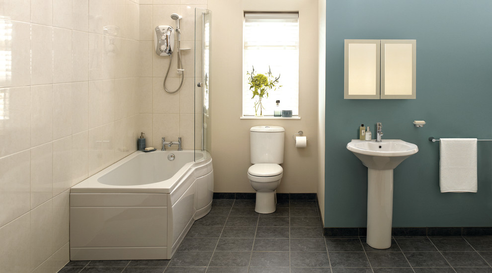 Свежая идея для дизайна: ванная комната среднего размера в современном стиле с подвесной раковиной, накладной ванной, бежевой плиткой, синими стенами, полом из линолеума, душем над ванной и унитазом-моноблоком - отличное фото интерьера