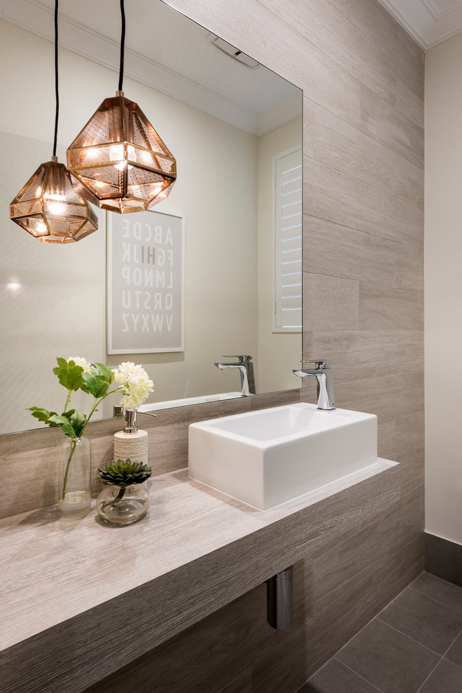 Modernes Badezimmer mit beiger Wandfarbe, Aufsatzwaschbecken, Waschtisch aus Holz und beiger Waschtischplatte in Perth