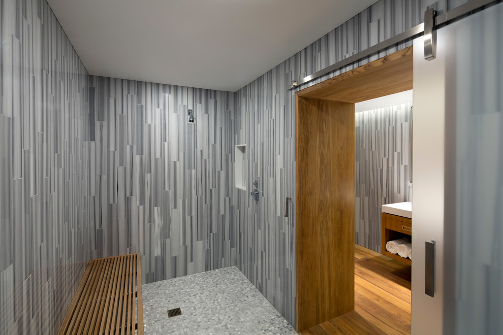 Idee per una stanza da bagno contemporanea con ante in legno scuro, doccia a filo pavimento e piastrelle grigie