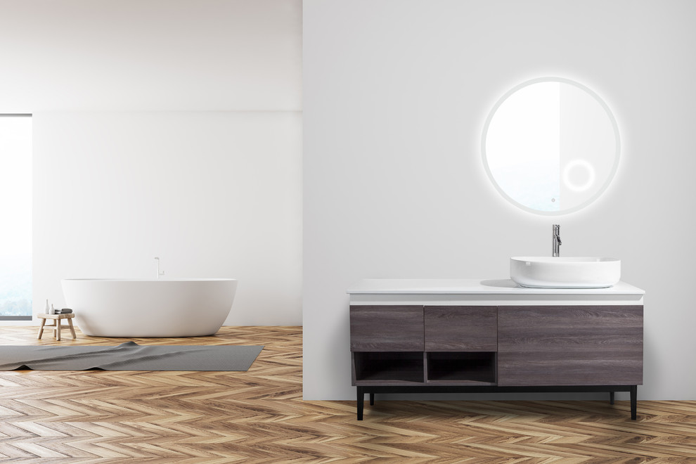 Modernes Badezimmer mit flächenbündigen Schrankfronten, hellbraunen Holzschränken, Aufsatzwaschbecken, Mineralwerkstoff-Waschtisch und weißer Waschtischplatte in Miami