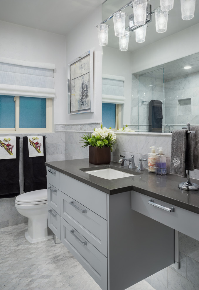 Idéer för att renovera ett mellanstort funkis svart svart badrum med dusch, med skåp i shakerstil, grå skåp, ett badkar i en alkov, en dusch/badkar-kombination, en toalettstol med separat cisternkåpa, flerfärgad kakel, marmorkakel, vita väggar, marmorgolv, ett undermonterad handfat, bänkskiva i kvartsit, flerfärgat golv och dusch med skjutdörr