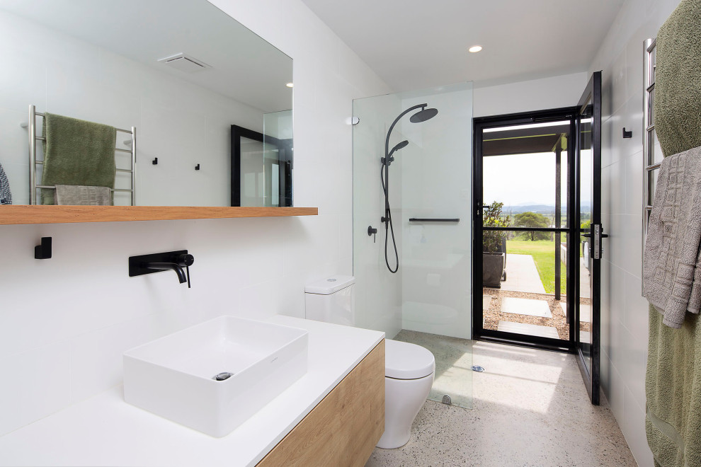 Inspiration för mellanstora moderna vitt badrum, med skåp i ljust trä, ett platsbyggt badkar, en öppen dusch, vit kakel, porslinskakel, betonggolv, bänkskiva i kvarts, grått golv och med dusch som är öppen