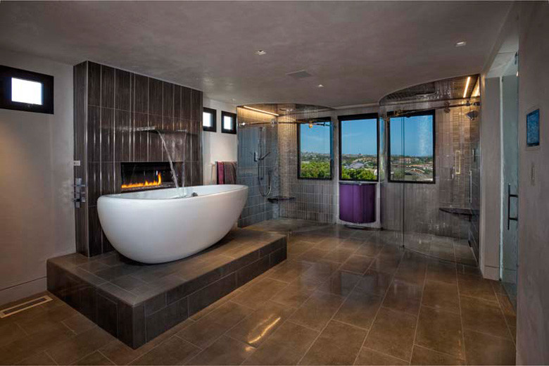 На фото: огромная главная ванная комната в современном стиле с отдельно стоящей ванной, угловым душем, керамической плиткой и белыми стенами