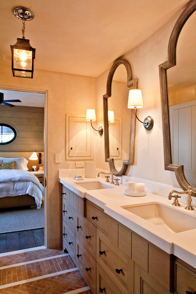 オレンジカウンティにあるビーチスタイルのおしゃれな浴室 (アンダーカウンター洗面器、落し込みパネル扉のキャビネット、中間色木目調キャビネット、ベージュの壁) の写真