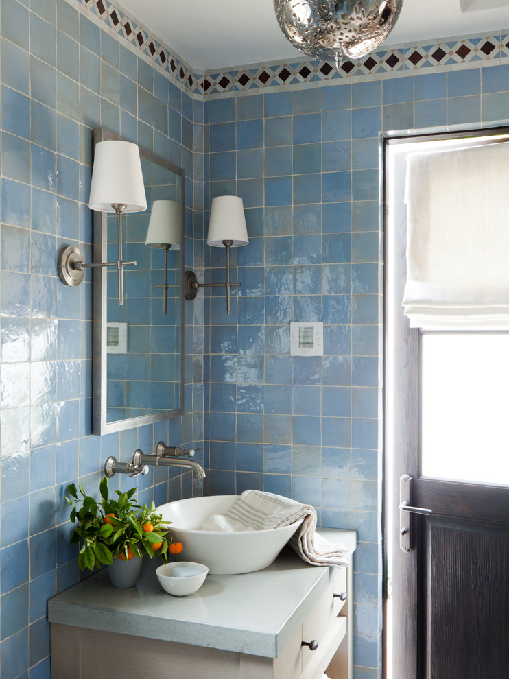 Пример оригинального дизайна: ванная комната в средиземноморском стиле с настольной раковиной, синей плиткой и зеркалом с подсветкой