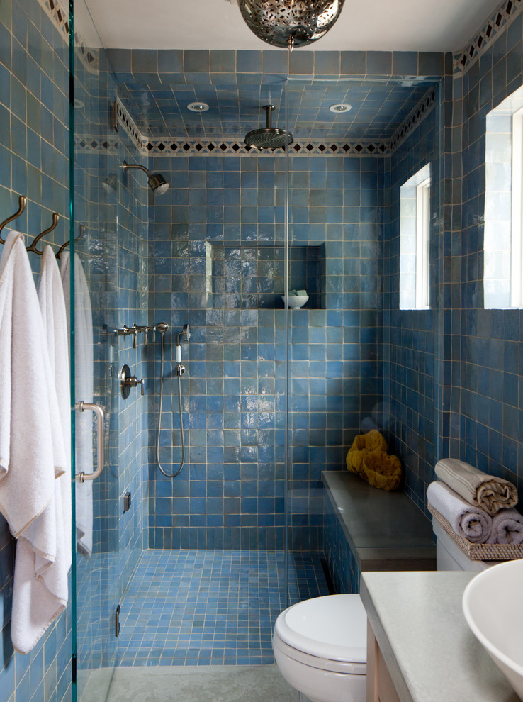 オレンジカウンティにあるラグジュアリーな地中海スタイルのおしゃれな浴室 (アルコーブ型シャワー、青いタイル) の写真