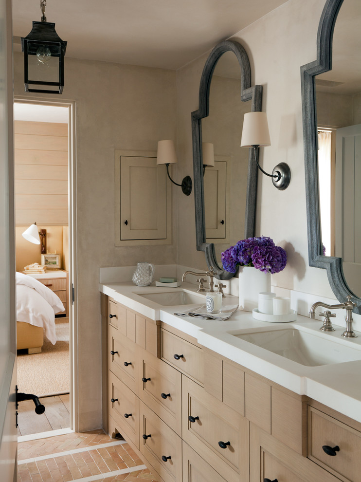 На фото: ванная комната в средиземноморском стиле с светлыми деревянными фасадами с