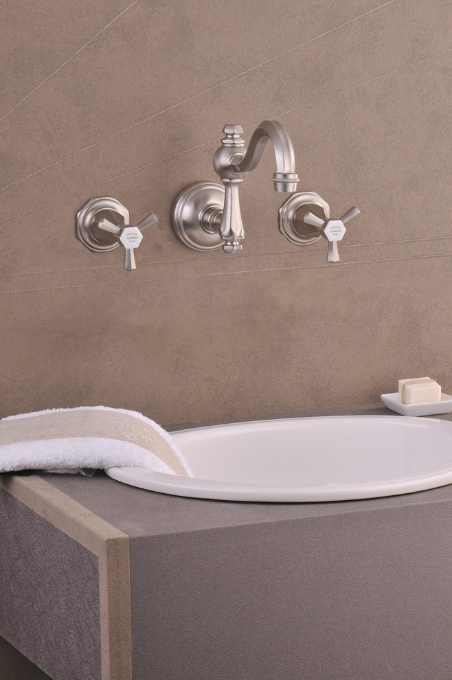 Идея дизайна: ванная комната в классическом стиле с накладной раковиной, бежевыми стенами, серыми фасадами, серой плиткой, душевой кабиной и столешницей из искусственного камня
