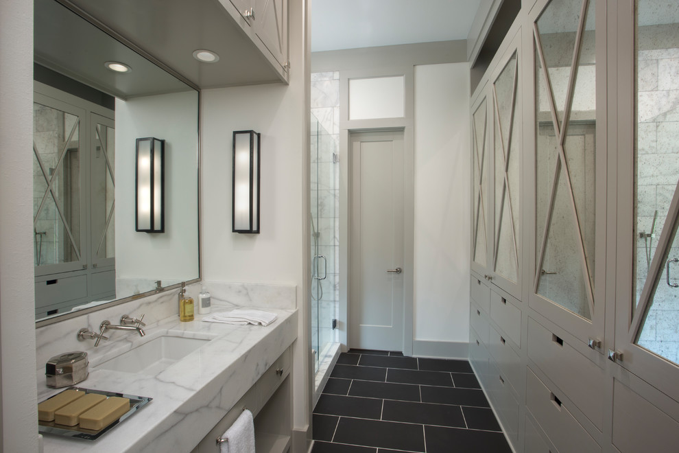 Идея дизайна: огромная главная ванная комната в стиле фьюжн с фасадами островного типа, серыми фасадами, отдельно стоящей ванной, открытым душем, унитазом-моноблоком, белой плиткой, мраморной плиткой, белыми стенами, мраморным полом, врезной раковиной, столешницей из плитки, черным полом и душем с распашными дверями