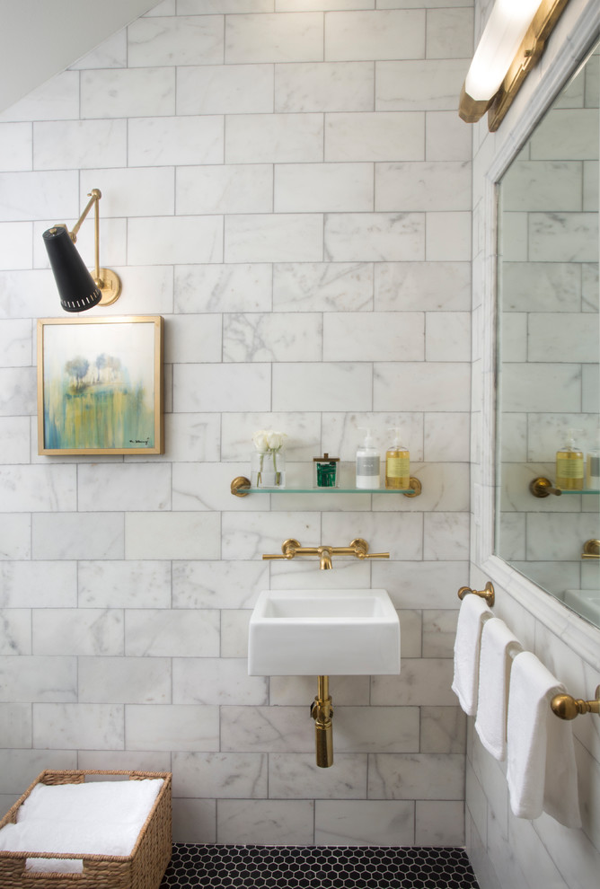 Imagen de cuarto de baño bohemio pequeño con baldosas y/o azulejos blancos, baldosas y/o azulejos de mármol, suelo de mármol, aseo y ducha, lavabo suspendido y suelo negro