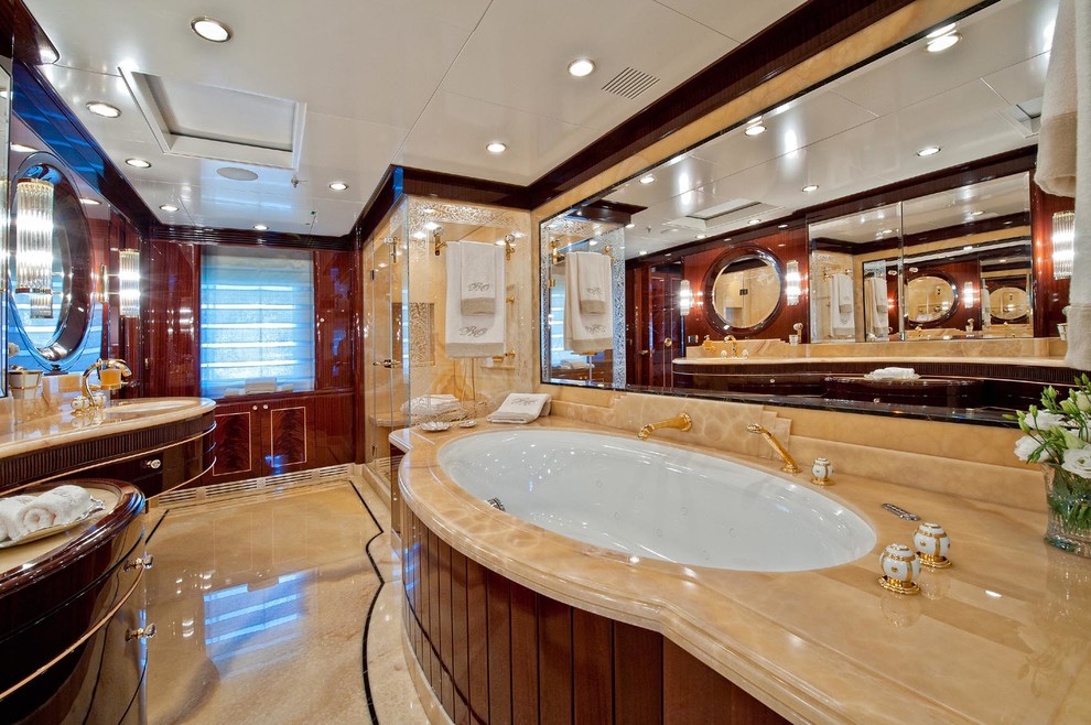 Ejemplo de cuarto de baño clásico con ducha esquinera, suelo de mármol y lavabo encastrado
