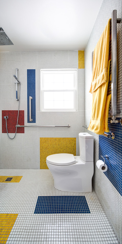 Ispirazione per una stanza da bagno con doccia a filo pavimento, WC a due pezzi, piastrelle multicolore, piastrelle in ceramica, pareti multicolore, pavimento con piastrelle in ceramica e pavimento multicolore
