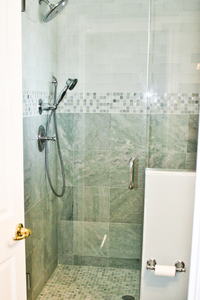 Ejemplo de cuarto de baño actual de tamaño medio con lavabo con pedestal, ducha empotrada, sanitario de una pieza, baldosas y/o azulejos verdes, baldosas y/o azulejos de cemento y paredes blancas