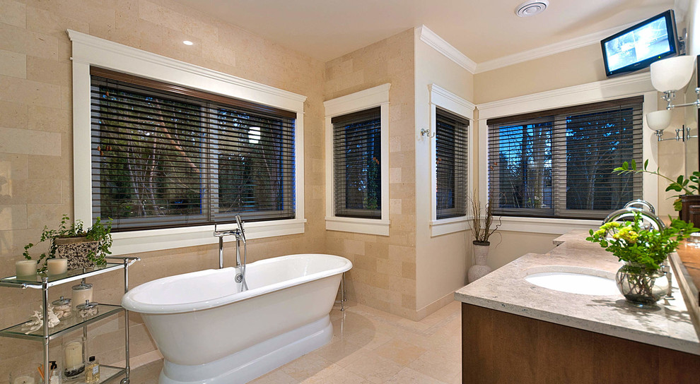 Idée de décoration pour une salle de bain marine de taille moyenne avec un lavabo encastré, un plan de toilette en granite, une baignoire indépendante, un carrelage beige, des carreaux de porcelaine, un mur beige et un sol en carrelage de porcelaine.