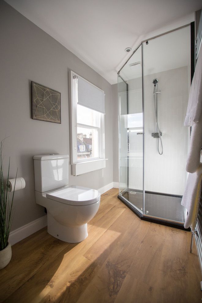 Exempel på ett litet modernt badrum med dusch, med en hörndusch, en toalettstol med hel cisternkåpa, vit kakel, keramikplattor, grå väggar, vinylgolv, ett väggmonterat handfat och bänkskiva i zink
