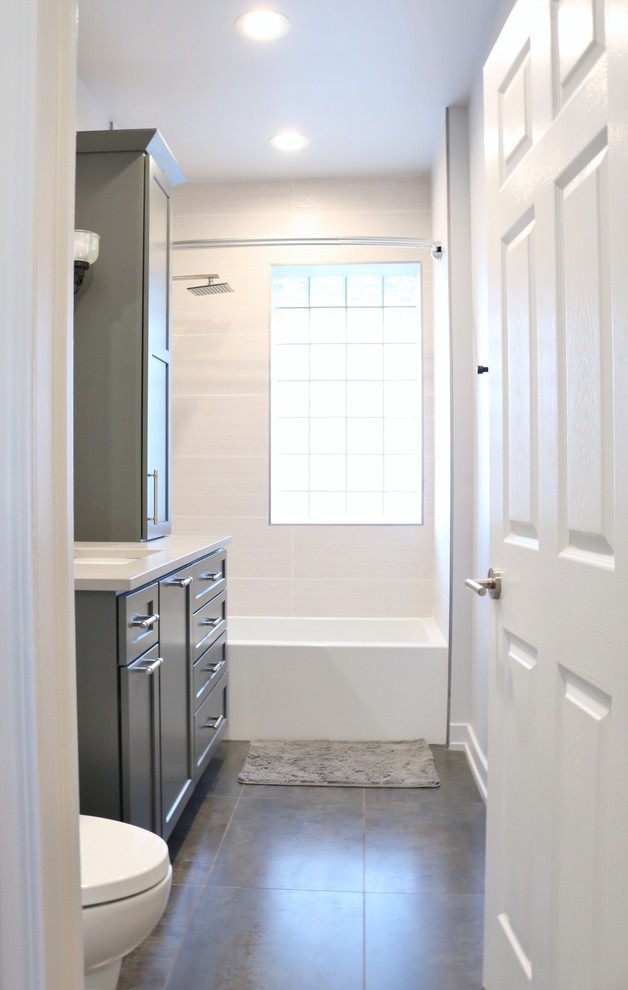 Idéer för mellanstora vintage grått badrum med dusch, med skåp i shakerstil, grå skåp, ett hörnbadkar, en dusch/badkar-kombination, en toalettstol med hel cisternkåpa, beige kakel, keramikplattor, grå väggar, klinkergolv i keramik, ett undermonterad handfat, bänkskiva i kvarts och grått golv