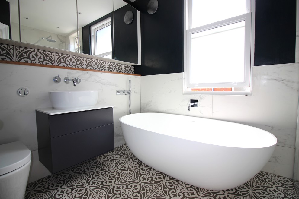 Immagine di una stanza da bagno contemporanea con vasca freestanding, doccia aperta, lavabo sospeso e doccia aperta