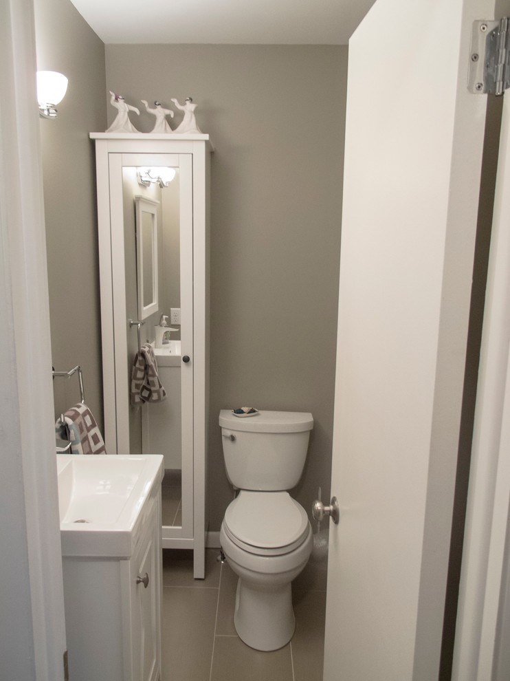Kleines Modernes Duschbad mit integriertem Waschbecken, weißen Schränken, Wandtoilette mit Spülkasten, grauen Fliesen, Porzellanfliesen, grauer Wandfarbe und Porzellan-Bodenfliesen in Detroit