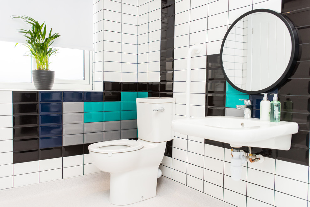 Пример оригинального дизайна: главная ванная комната среднего размера в современном стиле с душевой комнатой, унитазом-моноблоком, разноцветной плиткой, керамической плиткой, разноцветными стенами, полом из линолеума, подвесной раковиной, белым полом и открытым душем