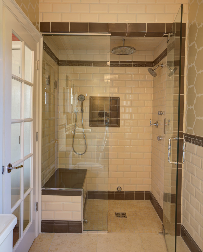 Foto på ett mellanstort funkis en-suite badrum, med ett undermonterad handfat, en dubbeldusch, en toalettstol med separat cisternkåpa, beige kakel, keramikplattor, beige väggar och klinkergolv i keramik