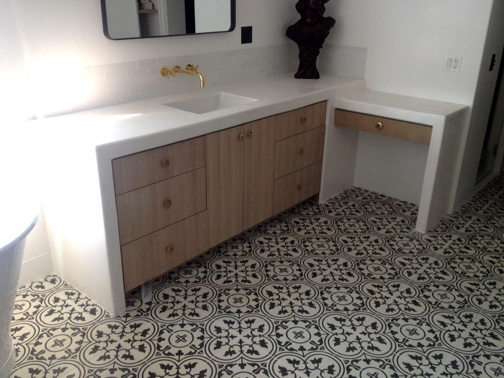 Immagine di una stanza da bagno scandinava con ante in legno scuro, pavimento con piastrelle in ceramica e lavabo sottopiano