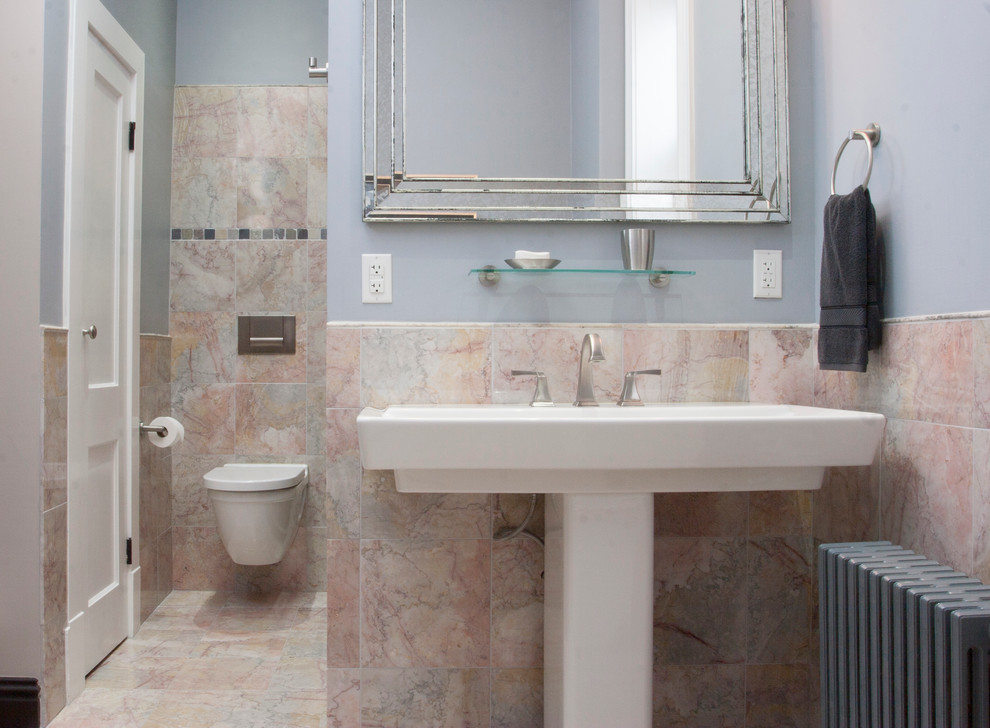 Modern inredning av ett mellanstort en-suite badrum, med ett piedestal handfat, ett fristående badkar, en dusch i en alkov, en vägghängd toalettstol, flerfärgad kakel, porslinskakel, grå väggar och marmorgolv
