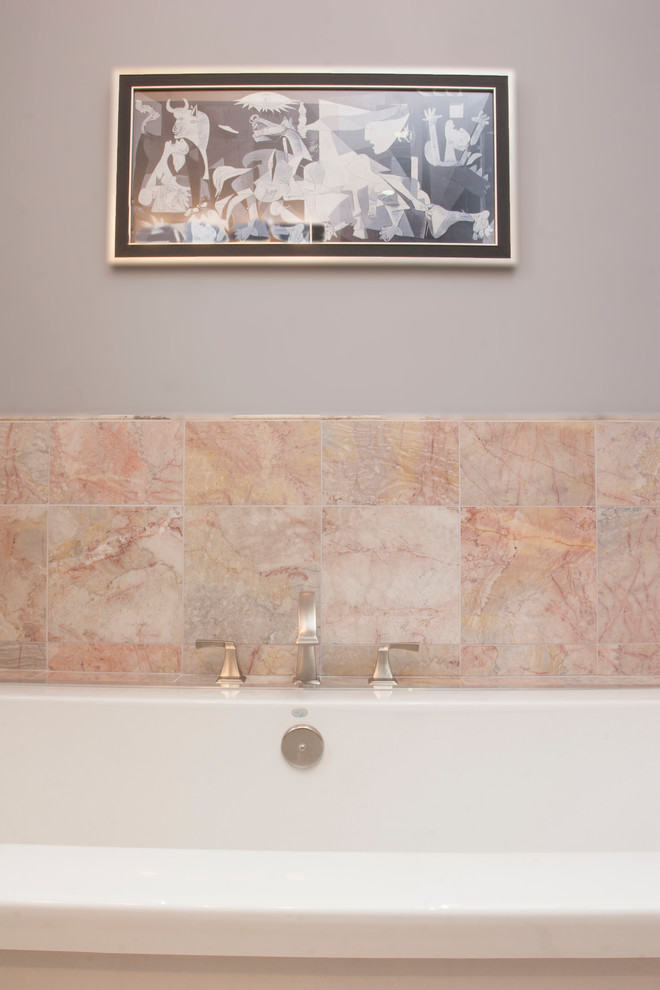 Источник вдохновения для домашнего уюта: главная ванная комната среднего размера в современном стиле с раковиной с пьедесталом, душем в нише, инсталляцией, разноцветной плиткой, керамогранитной плиткой, серыми стенами и мраморным полом