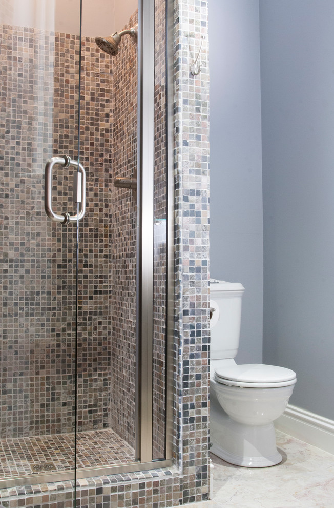 Inspiration för små moderna badrum med dusch, med ett fristående handfat, släta luckor, svarta skåp, träbänkskiva, en dusch i en alkov, en toalettstol med separat cisternkåpa, flerfärgad kakel, porslinskakel, grå väggar och marmorgolv