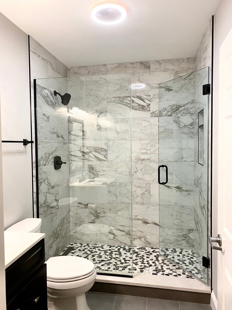 Источник вдохновения для домашнего уюта: ванная комната среднего размера в стиле модернизм с душем в нише, унитазом-моноблоком, разноцветной плиткой, мраморной плиткой, разноцветными стенами, полом из керамогранита, душевой кабиной, монолитной раковиной, столешницей из гранита, серым полом, душем с распашными дверями, белой столешницей, тумбой под одну раковину, напольной тумбой и белыми фасадами