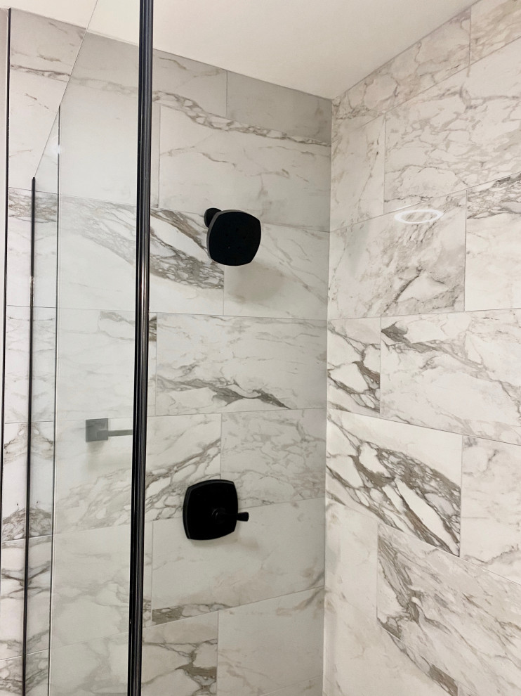 Idéer för mellanstora funkis vitt badrum med dusch, med vita skåp, en dusch i en alkov, en toalettstol med hel cisternkåpa, flerfärgad kakel, marmorkakel, flerfärgade väggar, klinkergolv i porslin, ett integrerad handfat, granitbänkskiva, grått golv och dusch med gångjärnsdörr