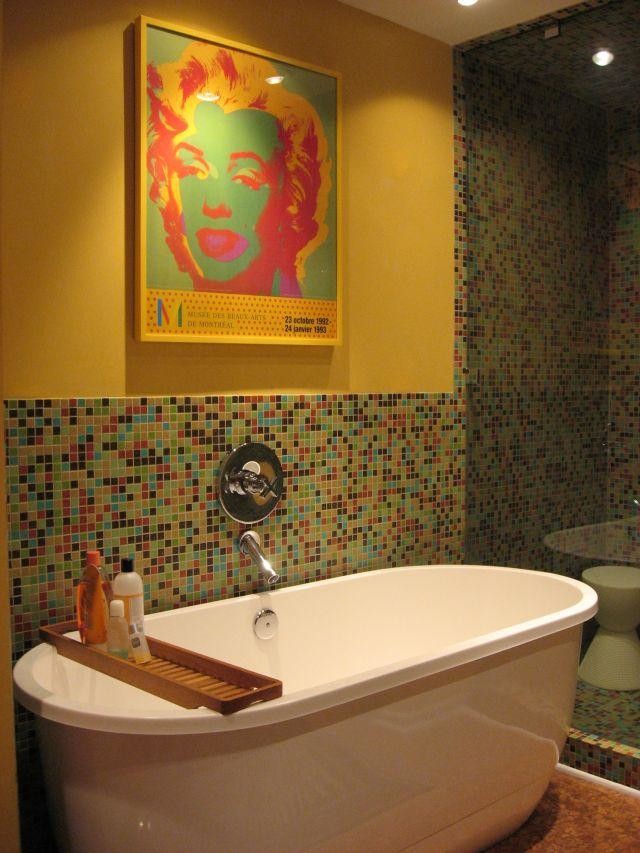 Inspiration pour une grande salle de bain principale design avec une baignoire indépendante, un carrelage multicolore, un carrelage en pâte de verre et un mur jaune.