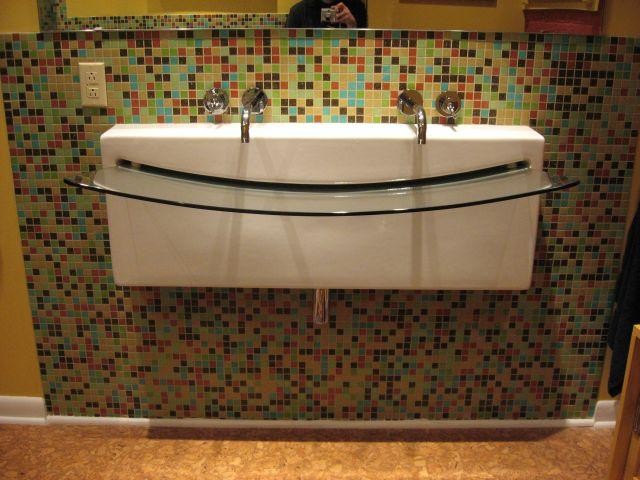 Пример оригинального дизайна: большая главная ванная комната в современном стиле с подвесной раковиной, отдельно стоящей ванной, разноцветной плиткой, стеклянной плиткой и желтыми стенами