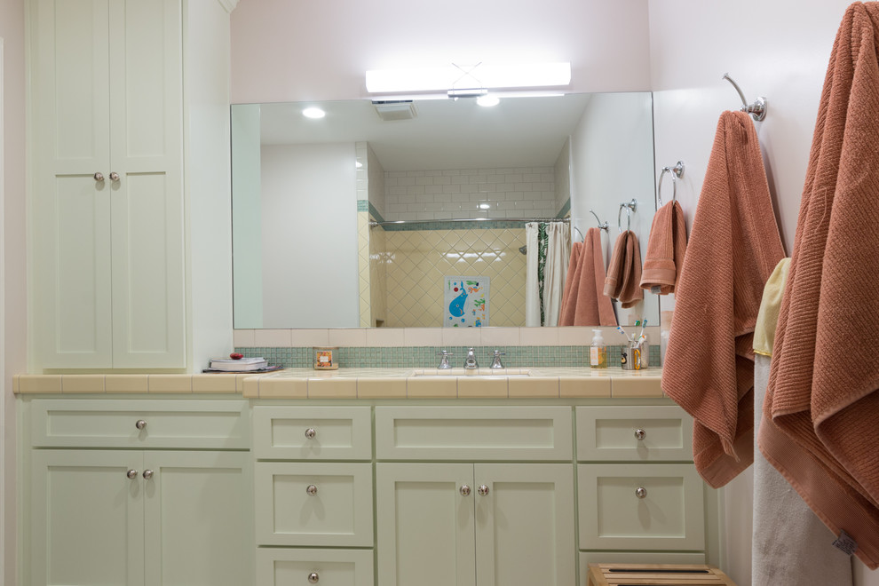 Esempio di una stanza da bagno classica con ante in stile shaker, ante verdi, pareti bianche, top piastrellato, pavimento con piastrelle a mosaico e pavimento bianco