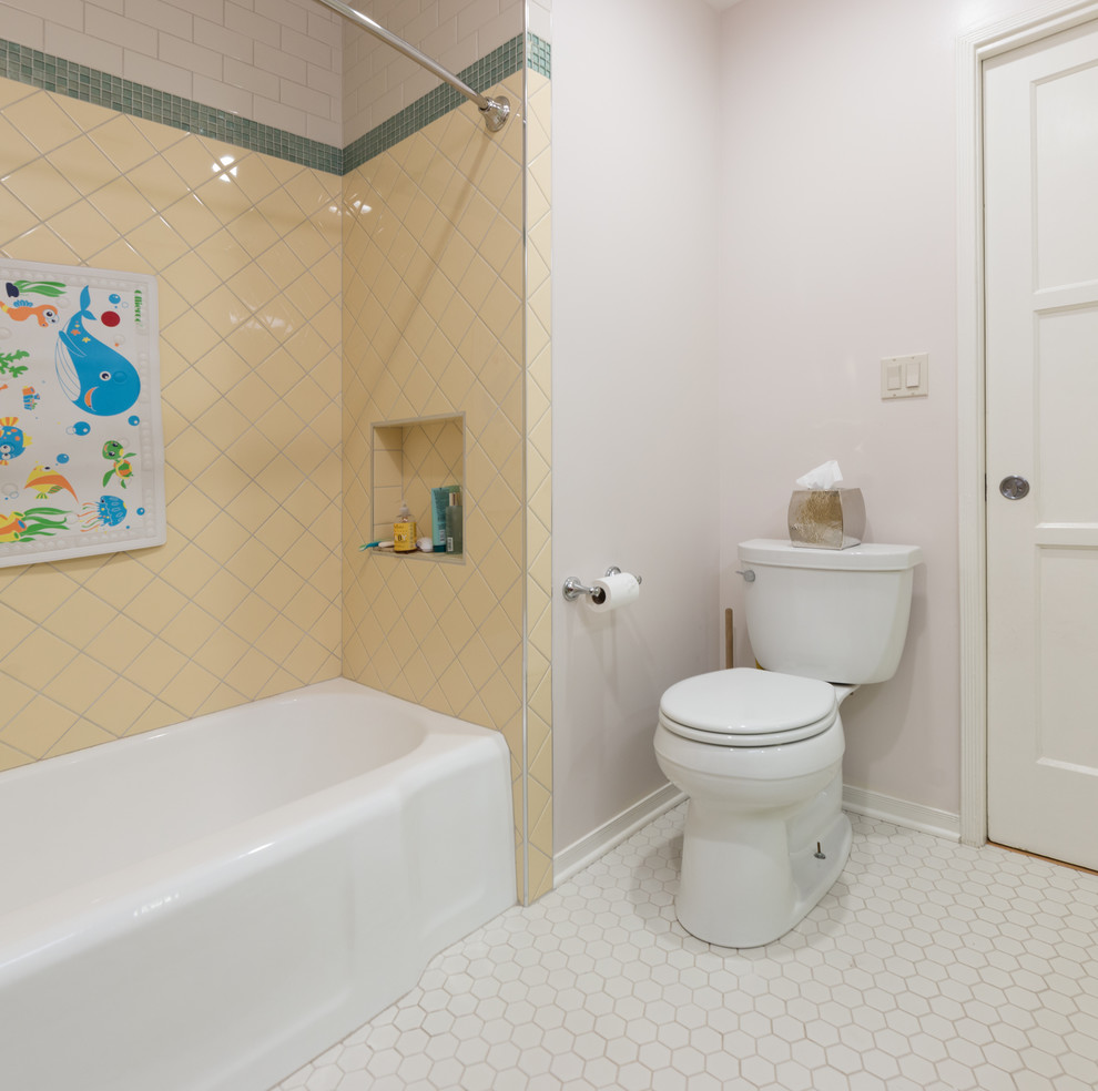 Klassisk inredning av ett badrum, med skåp i shakerstil, gröna skåp, gul kakel, vita väggar, mosaikgolv, kaklad bänkskiva, vitt golv och dusch med duschdraperi